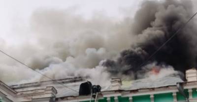В Благовещенске загорелось здание кардиоцентра, персонал и пациентов эвакуируют — видео