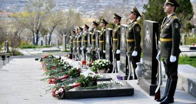 От имени премьера Армении возложены цветы на могилы павших героев апрельской эскалации