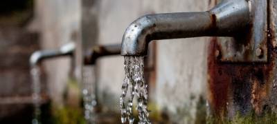 "Как это можно пить?": жители севера Карелии жалуются на грязную воду из-под крана (ФОТО)