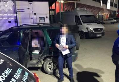 Во Львове полиция остановила машину с 14-летней девочкой за рулем