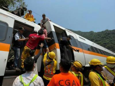 На Тайване пассажирский поезд на полном ходу врезался в строительную машину. Погибли почти 40 человек
