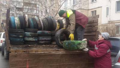 В Киеве продолжается очистка дворов от автошин: вместо них будут экологические изгороди