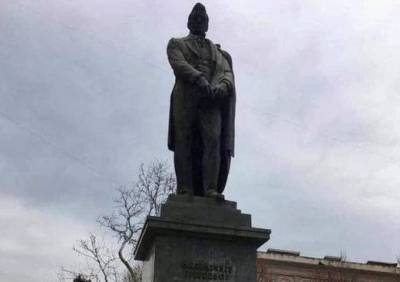 «Оскотинивание» — Примаков об осквернении памятника Грибоедову в Грузии