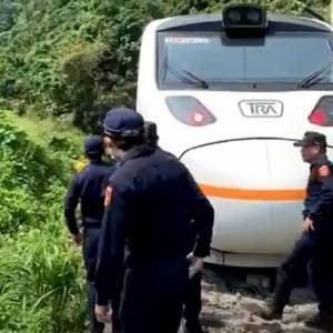 В Тайване сошел с рельсов пассажирский поезд: есть погибшие. Видео