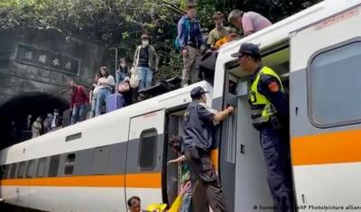 36 человек погибли при крушении поезда на Тайване