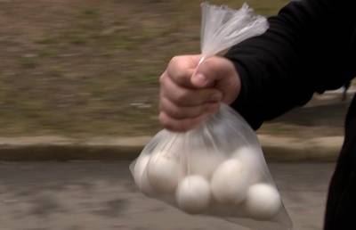 Мужчина похитил два десятка яиц из магазина в Борисове. Продавщица бросилась догонять (ВИДЕО)