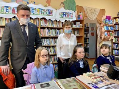 Спикер липецкого горсовета подарил новые книги детской библиотеке