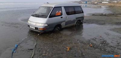 В Холмском районе море засасывает машину, подъехавшую слишком близко к воде