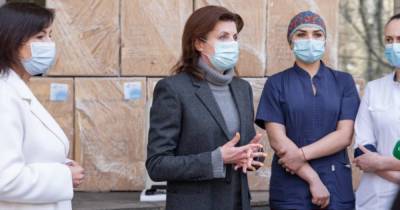 Марина Порошенко передала двум больницам Киева 18 кислородных концентраторов
