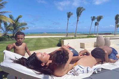Ким Кардашьян показала, как наслаждается отдыхом на пляже во время короны