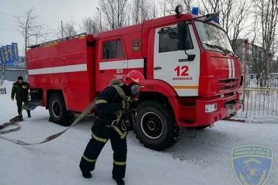 Мурманские пожарные эвакуировали 300 литров топлива из горящего гаража