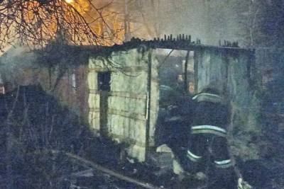 В Смоленском районе полыхала баня и чуть не сгорели жилые дома
