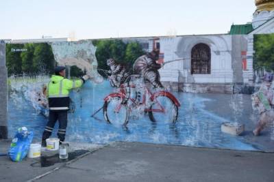 После публикации МК в Саратове напротив мэрии начали демонтировать знаменитое граффити