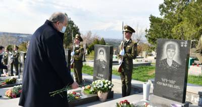 Президент Армении почтил память павших героев апрельской эскалации в Карабахе