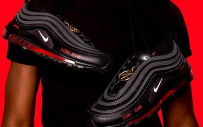 Nike выиграла суд против создателей "сатанинской" обуви