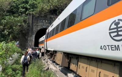 Число погибших в крушении поезда на Тайване резко возросло