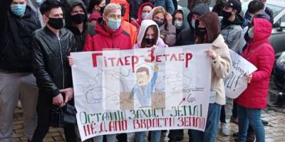 Возле Печерского суда протестуют против продажи земли оккупантам