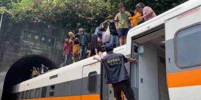 Столкновение поезда с выехавшей на пути машиной на Тайване. Главное
