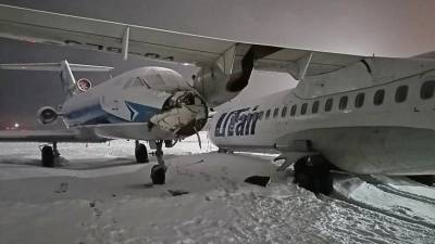 Два пассажирских самолета столкнулись в аэропорту Сургута — видео
