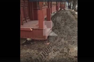 В центре Рязани после ремонта труб тротуар оставили без асфальта
