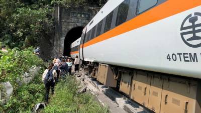 Число жертв крушения поезда на Тайване возросло до 41