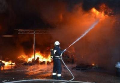 В Харькове произошел пожар в заводском ангаре, есть погибший