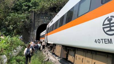 Число погибших при крушении поезда на Тайване выросло до 48