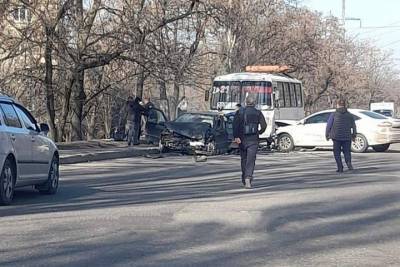 В Донецке произошла авария с участием маршрутного автобуса