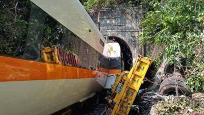 Число жертв катастрофы с поездом на Тайване возросло до 48 человек