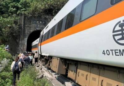 На Тайване грузовик врезался в поезд, минимум 36 погибших