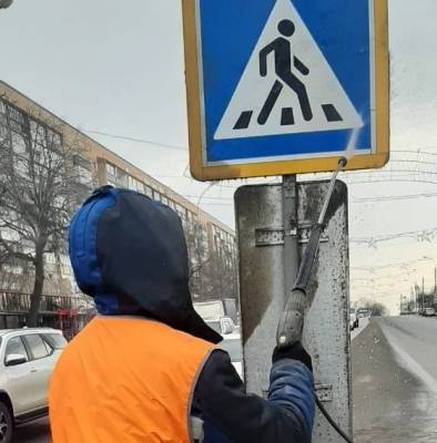 В Ульяновске очищают тротуары и остановки