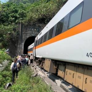 Подробности катастрофы с поездом в Тайване: более 40 погибших, около 70 - ранены. Фото. Видео