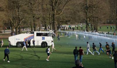 Участников шуточной вечеринки в Брюсселе разогнали водометами
