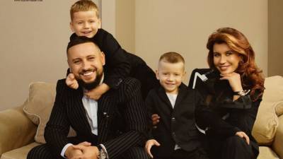 Монатик с женой и сыновьями украсил обложку глянца: семейное фото