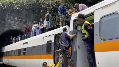На Тайване сошел с рельсов пассажирский поезд: десятки погибших и раненых
