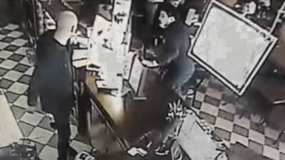 Посетитель кафе на Якиманке избил бармена рукояткой ножа после сделанного замечания