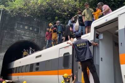 Число погибших в железнодорожной аварии на Тайване выросло до 48