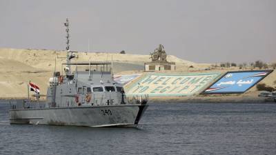 Власти Суэца после инцидента с судном планируют расширить канал