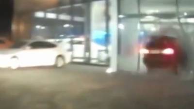 В Красноярске водитель протаранил автосалон, пытаясь скрыться от полиции
