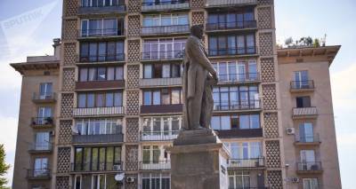 "Надо уважать памятники": монумент Грибоедову в Тбилиси "отмыл" бывший депутат