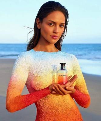 Песочный бисквит: Эйса Гонсалес стала лицом нового аромата Louis Vuitton, созданного совместно с Алексом Израэлем