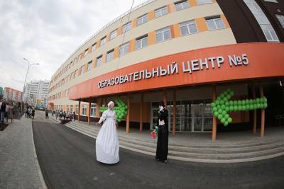 В Челябинске лидером по приему заявлений в первый класс стала самая крупная школа в УрФО