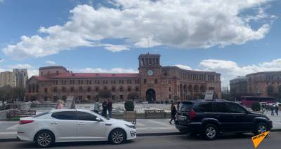 На крыше здания правительства в Ереване установили новый флаг. Видео