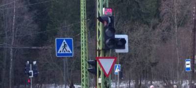 Светофор отвернулся от водителей в Петрозаводске (ФОТО)