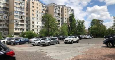 В Киеве с 5 апреля отменяют плату за парковку на коммунальных площадках