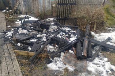 Тушили всем миром: в Холм-Жирковском районе горела деревянная беседка