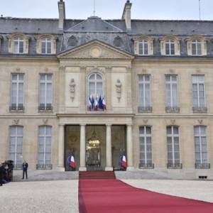 Мужчина с горящей бутылкой пытался пробраться в Елисейский дворец в Париже