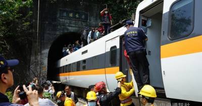 Число погибших в железнодорожной катастрофы на Тайване растет: судьба людей с 4 вагонов пока неизвестна