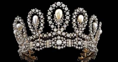 Королевскую тиару с бриллиантами и жемчугом за $1,38 млн. можно примерить в Instagram