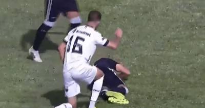 В Бразилии футболиста удалили с поля через 9 секунд после начала матча (видео)